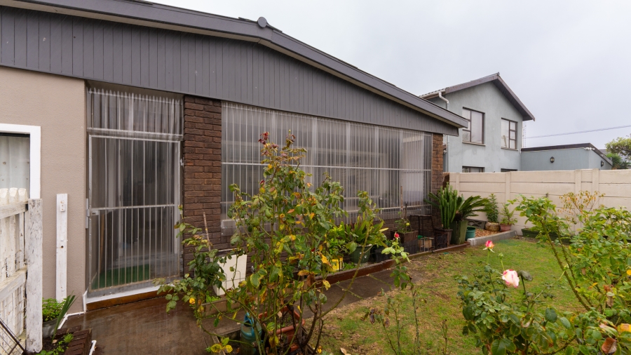 4 Bedroom Property for Sale in Peerless Park Western Cape